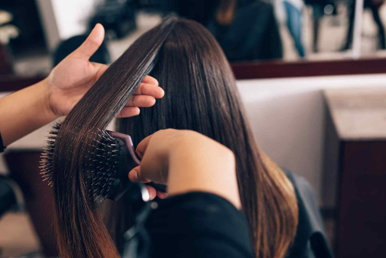 Tips Menjaga Kesehatan Rambut Bagi Para Penggemar Styling Harian - Featured