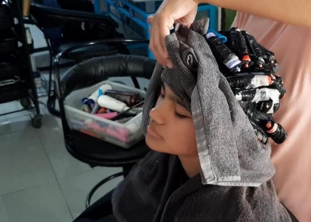 Tips dan Trik Membuat Rambut Keriting Sempurna - Featured