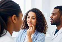 Kapan Harus ke Dokter Kulit? Kenali Gejala Serius & Bahaya Obat Mandiri - Featured