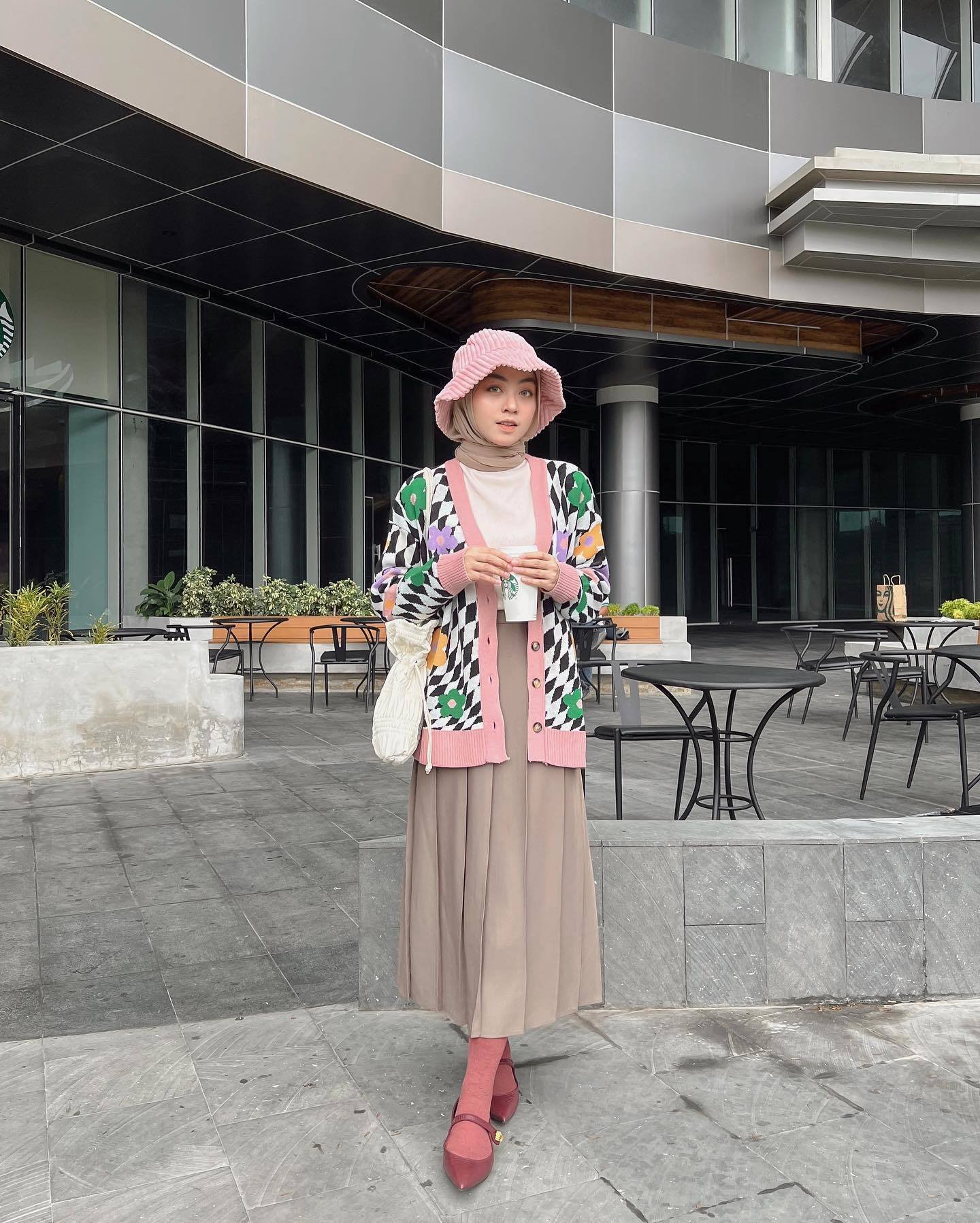 10 Ide Outfit Rok Hijab Untuk Gaya Sehari Hari.jpg