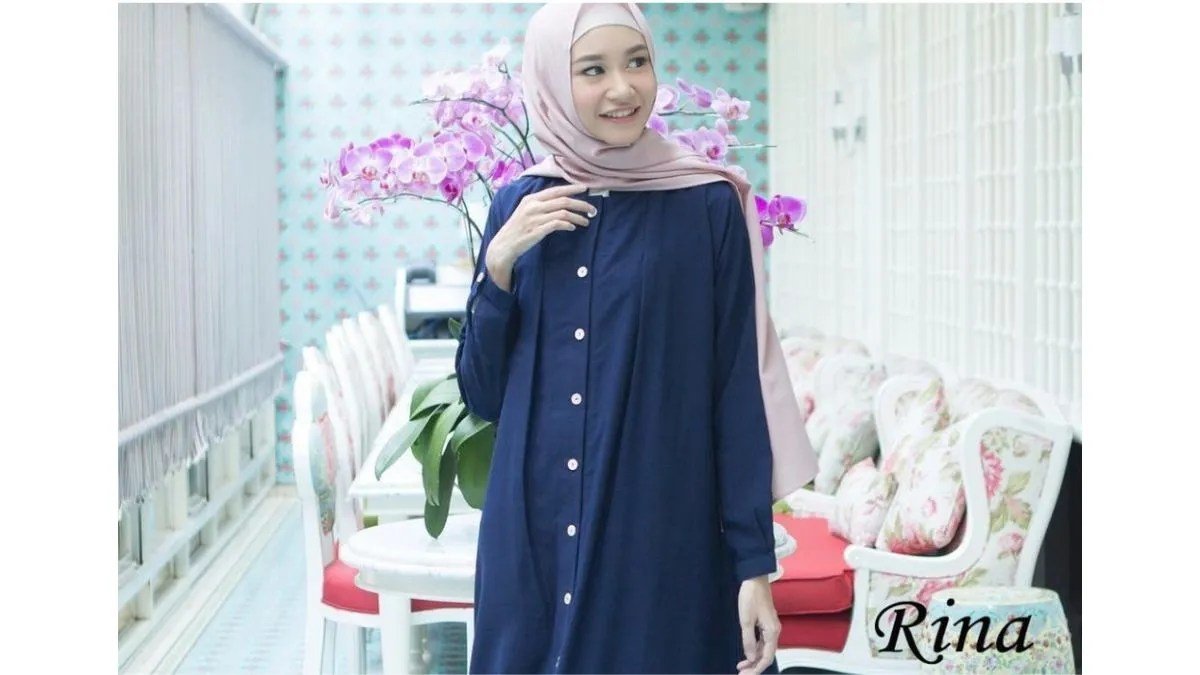 Gamis Biru Dongker Dipadupadankan Dengan 6 Jilbab Paling Oke –.webp.jpeg