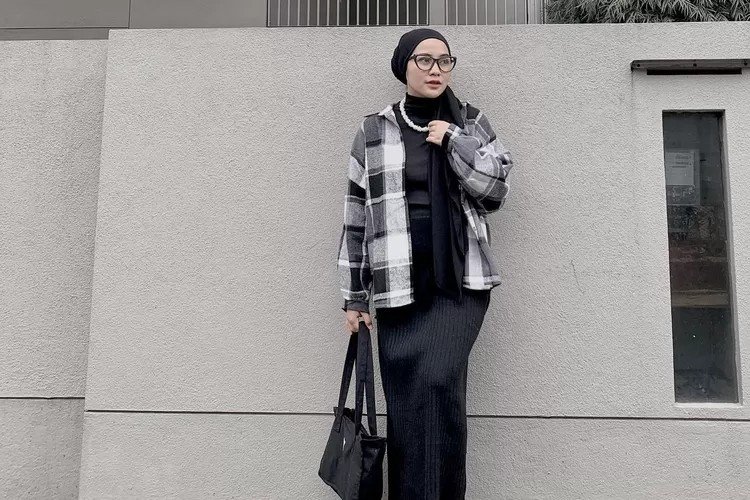 6 Inspirasi Ootd Hijab Untuk Ibu Hamil Dengan Gaya Casual.jpeg