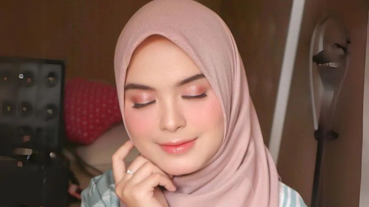 8 Jurus Ampuh Usir Noda Makeup Di Jilbab Bebas Cemas.webp.jpeg