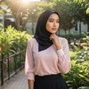 Gaya Hijab Rok Hitam Modern dan Elegan